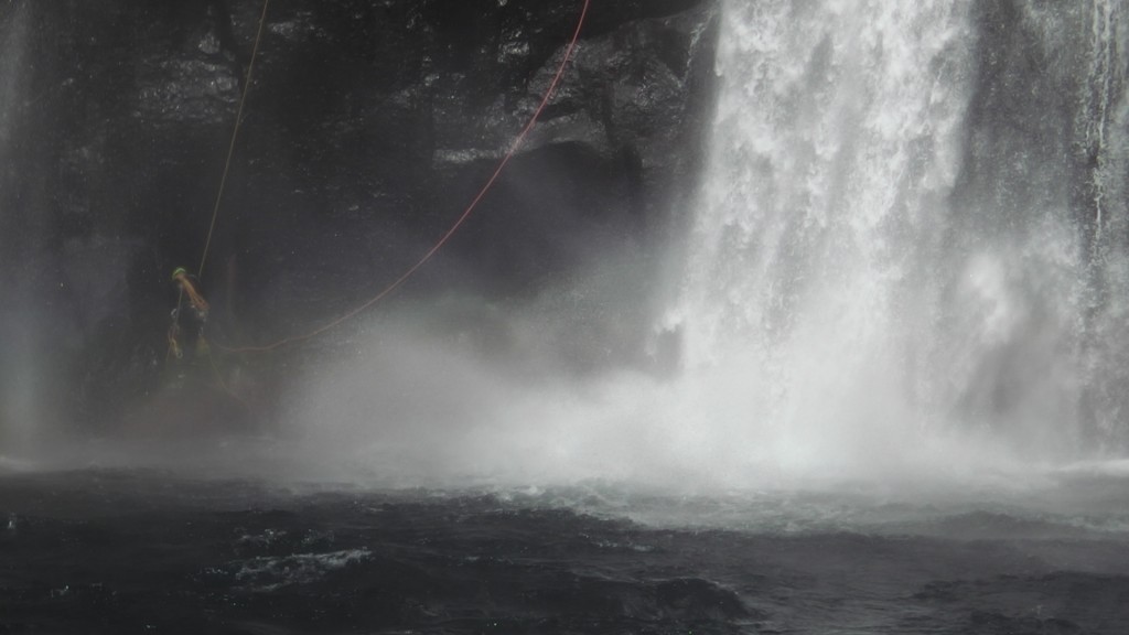 Au pied de la cascade aventure péi